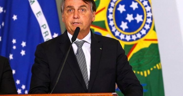 Será preciso assinar termo de responsabilidade para tomar vacina, diz Bolsonaro