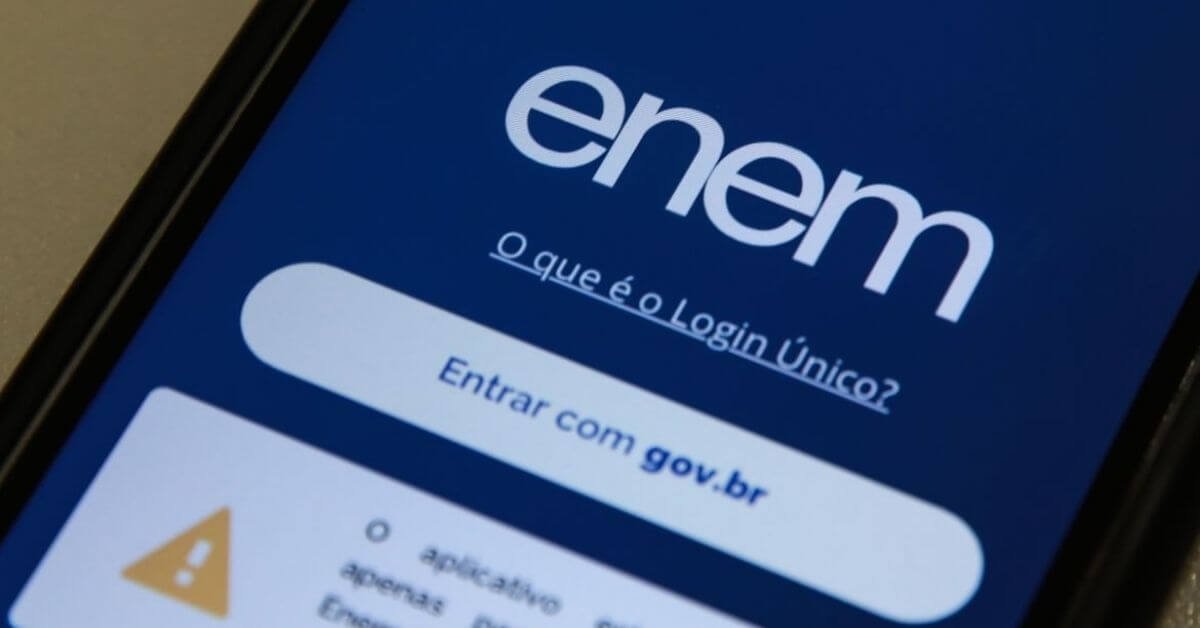 Celular com aplicativo do Enem aberto